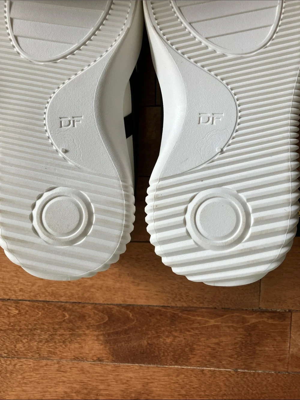 De Florance Retro Comfort Sneakers Womens 7.5 White Black Platform NWT